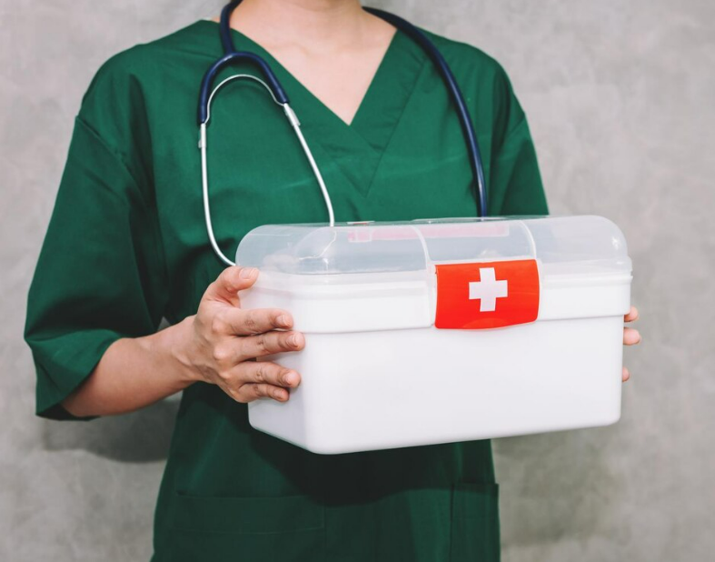 Wyposażenie apteczki na halę sportową i siłownię – co musi zawierać w 2026 roku?